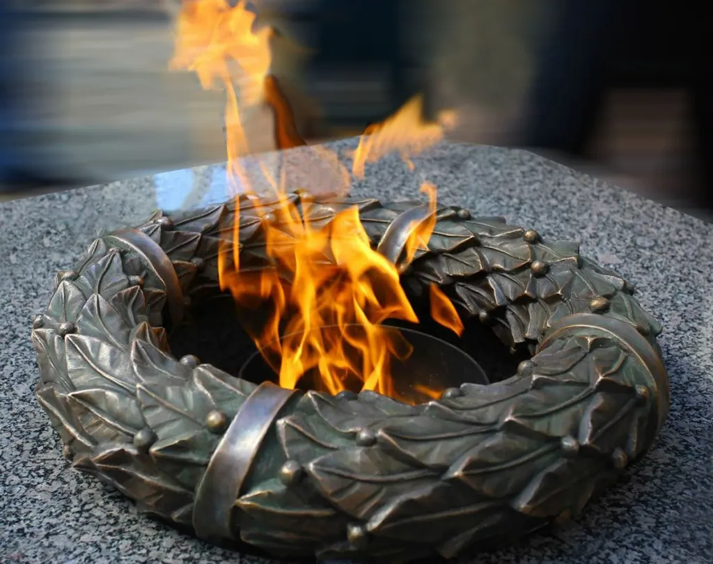 Лавровый венок на вечный огонь из бронзы в Покрове Лавровый венок на вечный огонь из бронзы в Покрове